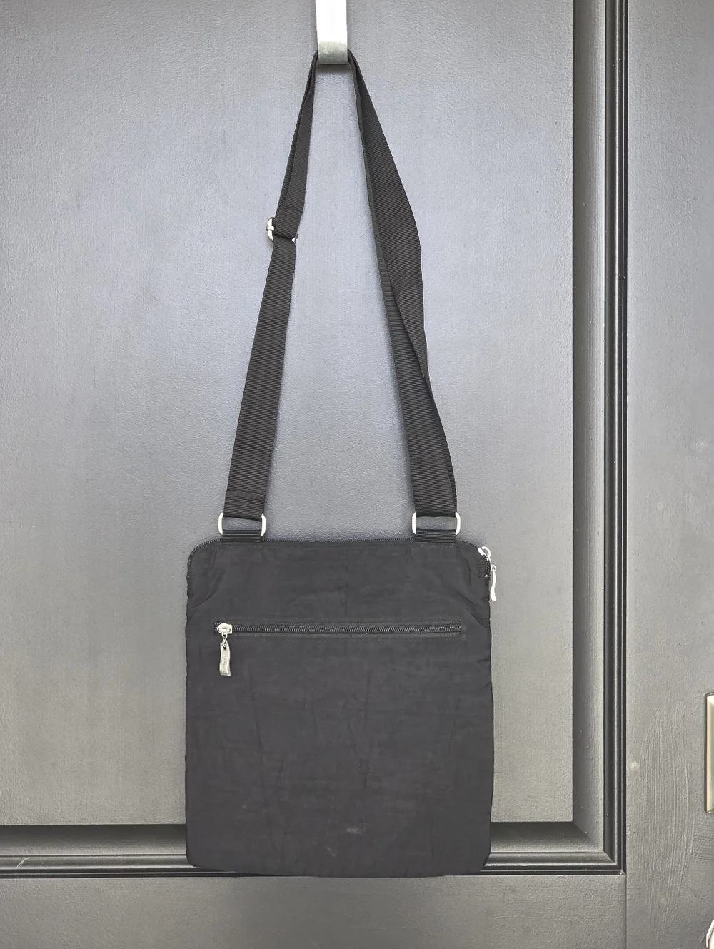 Baggallini Women's Pocket Slim Crossbody Messenger Bag Black